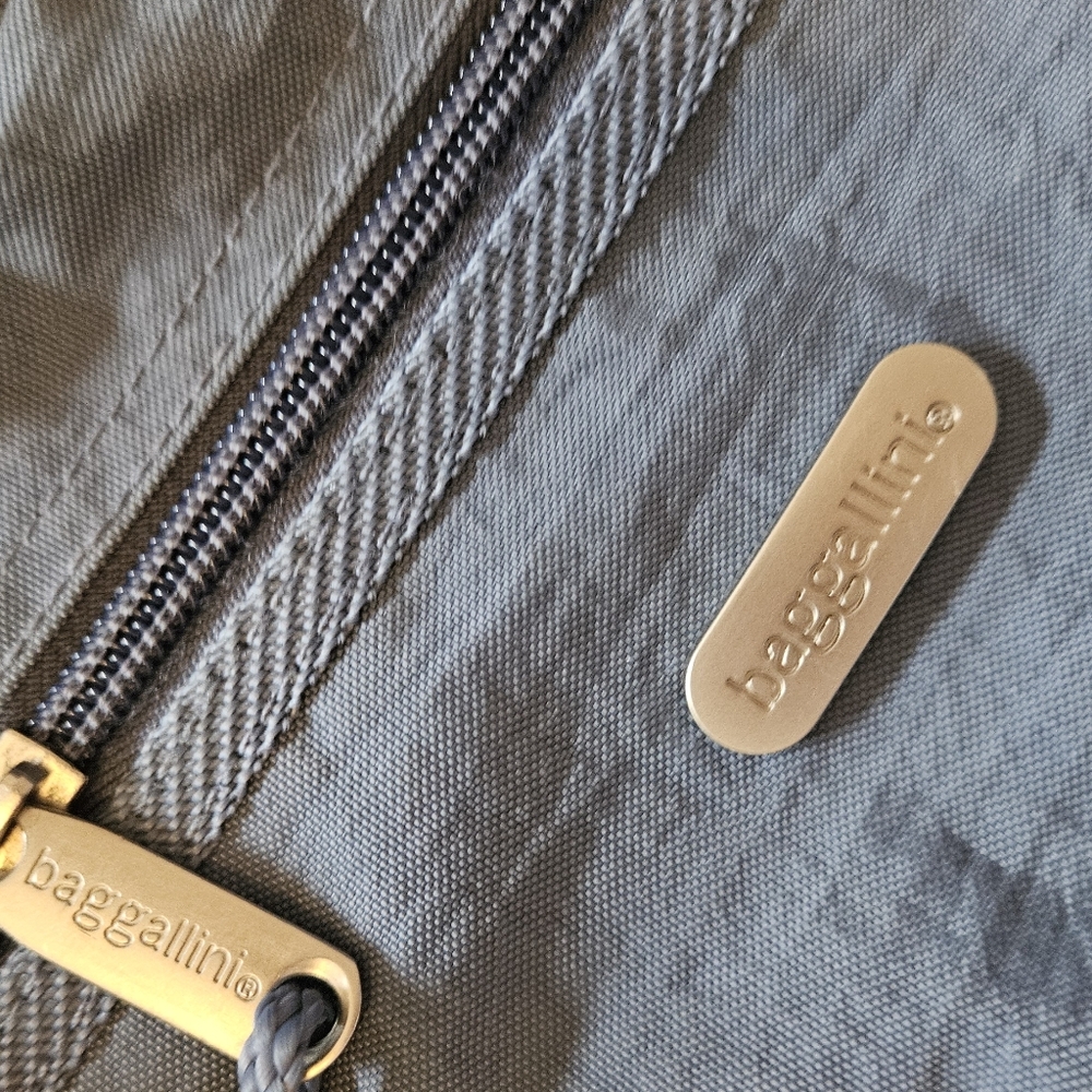 Baggallini bag in blue,  almost new - Picture 4 of 5
